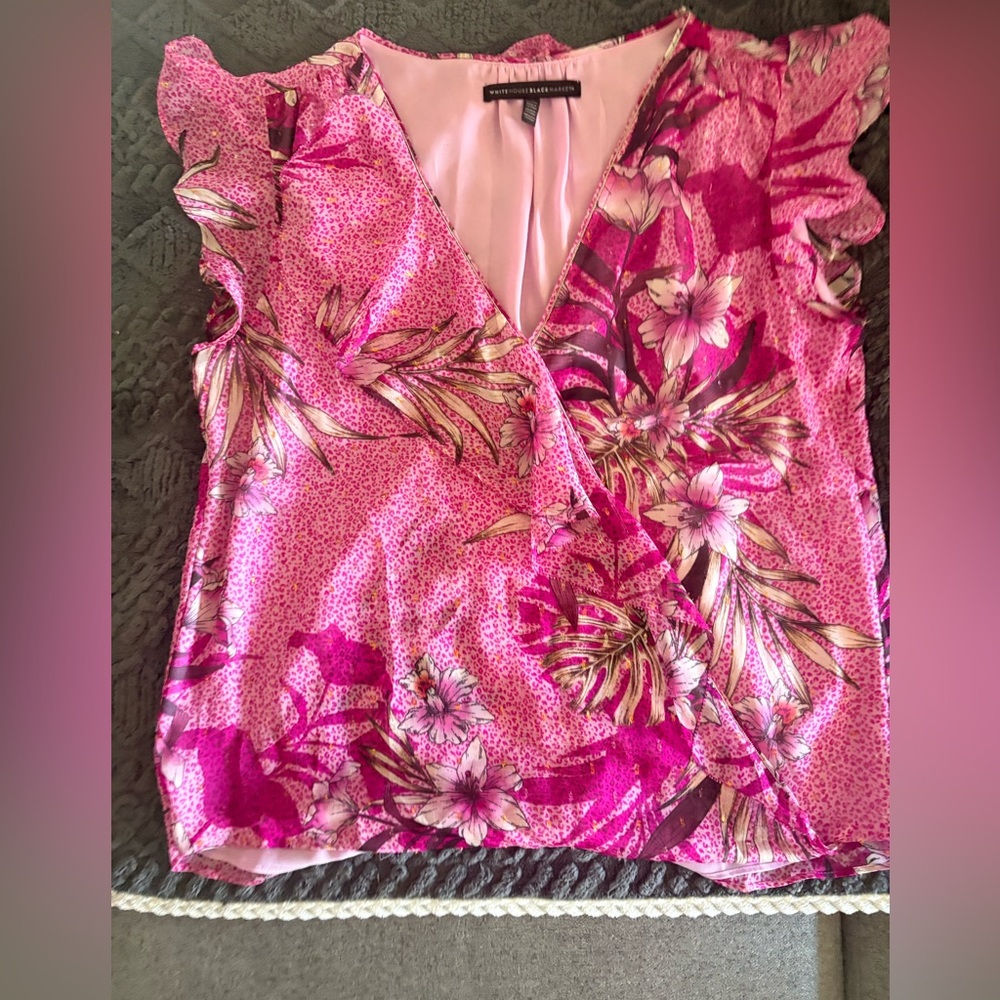 White House Black Market Pink Floral Blouse short sleeves.EUC size 12